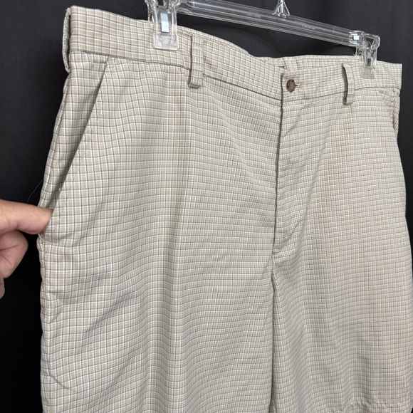 Izod Golf Men’s Size 40 Beige Check Stretch Flat-Front Chino Shorts - Picture 2 of 7